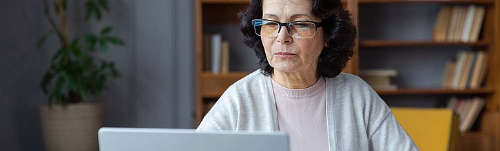 Frau sitzt am Laptop